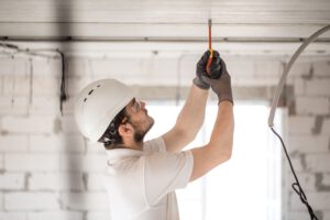 instalación de alarmas con cables en Valencia - por el techo